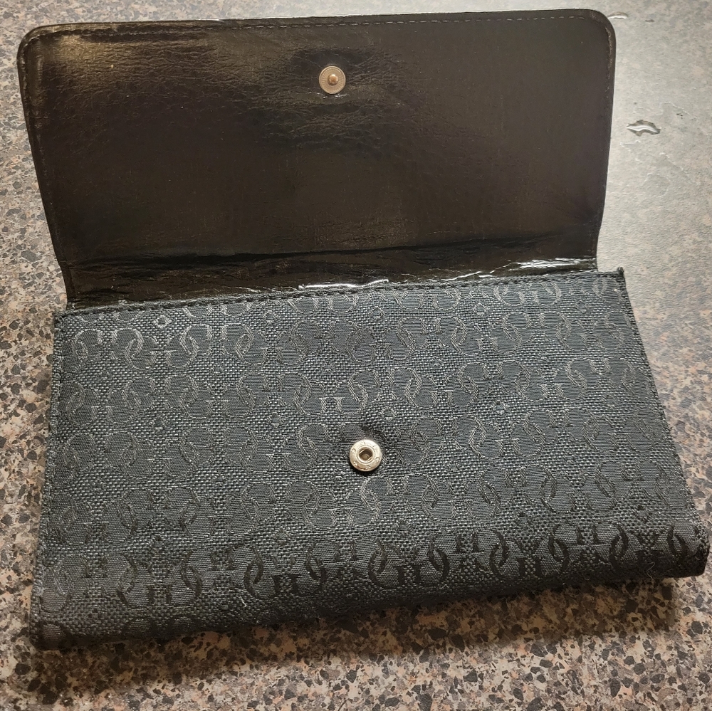 Guess wallet comes with Guess Earings - Picture 4 of 6